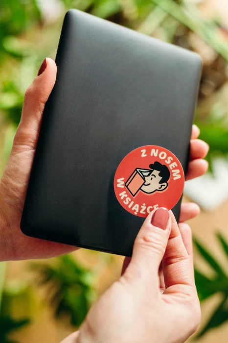 Naklejka Z nosem w książce