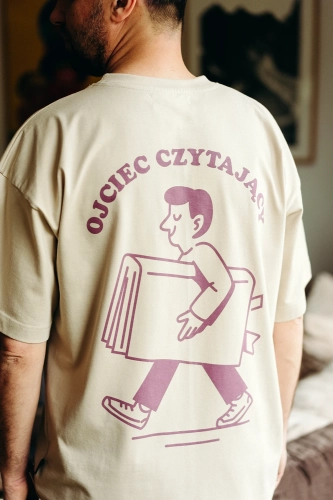 Ojciec czytający koszulka męska oversize kremowa AIV07267 copy.webp