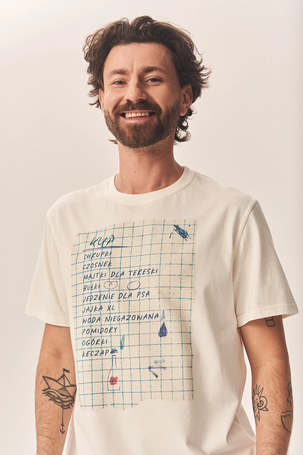 Mężczyzna w czapce z daszkiem i koszulce