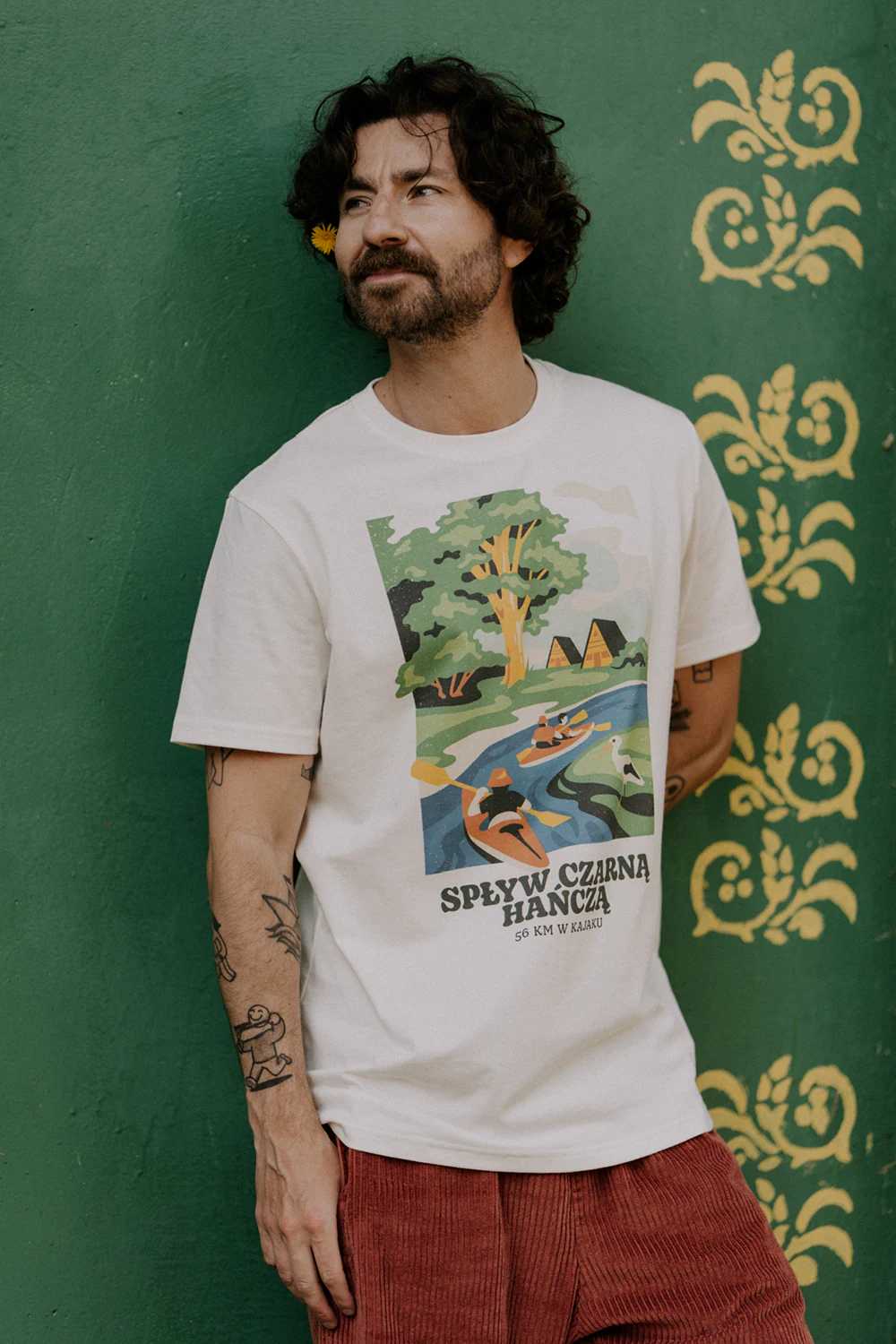 Mężczyzna w koszulce na tle natury