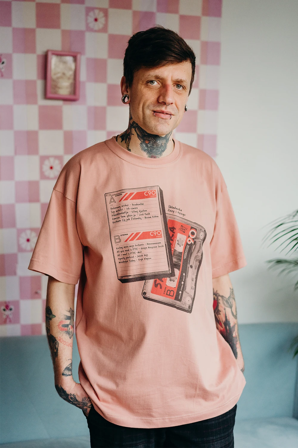 Mężczyzna w koszulce na rozmytym tle