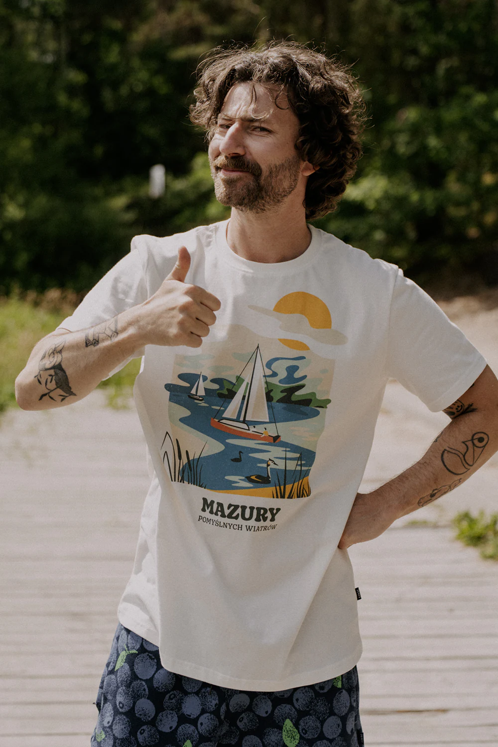 Mężczyzna w kapeluszu i koszulce